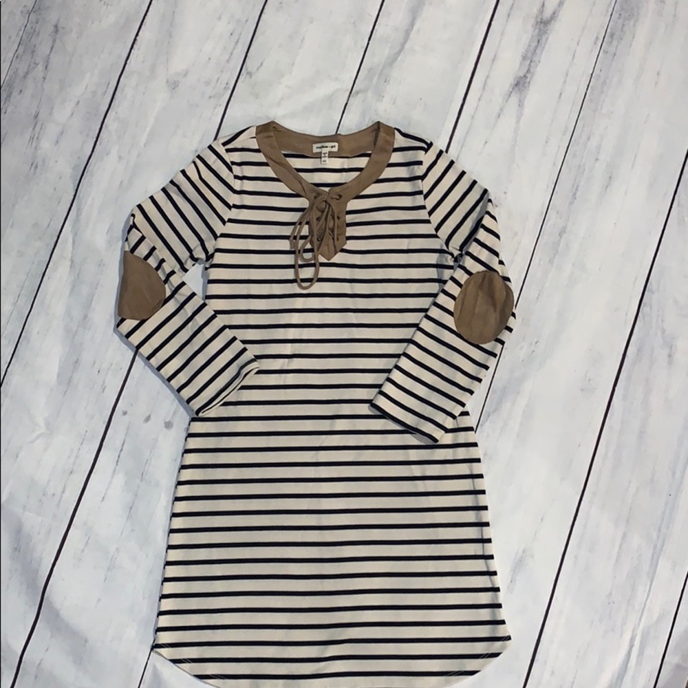 Monteau Girl- boutique dress w/suede elbow patches